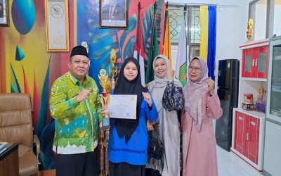 Putri Aisyah Siswi MTsN 4 Cirebon Raih Juara Harapan III Lomba Membaca Puisi