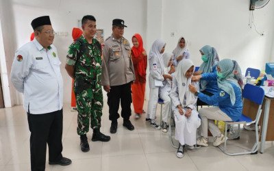 MTsN 4 Cirebon Bersama Puskesmas Karangsari Lakukan Imunisasi HPV Bagi 196 Siswi